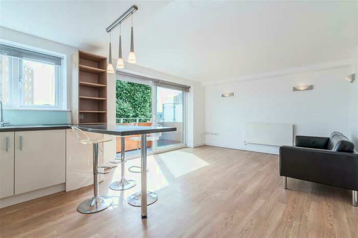 2 Bedroom Flat To Rent In Embassy Lodge, Green Lanes, London, N16