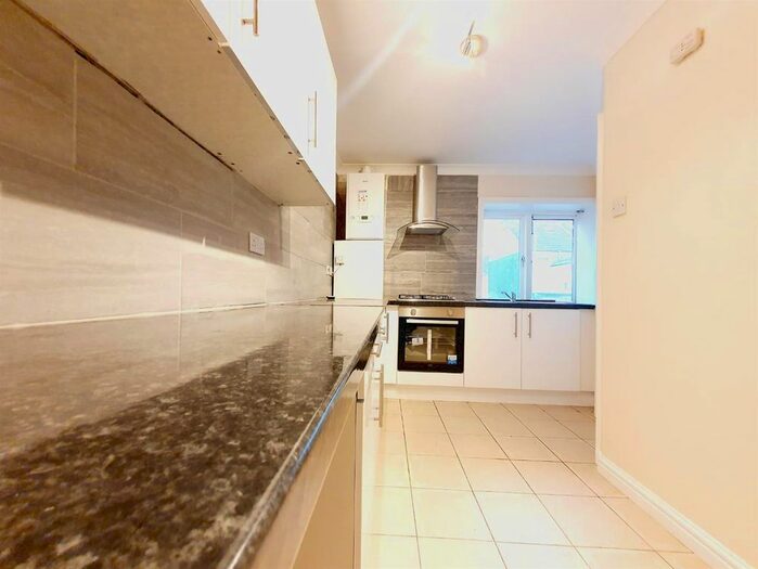 2 Bedroom Flat To Rent In Albert Road, Chatham, ME4