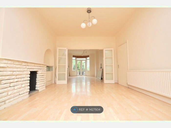 3 Bedroom Terraced House To Rent In Ridgeview Road, London, N20