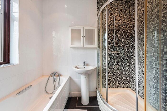 2 Bedroom Semi-Detached Bungalow For Sale In Stratton Close, Bexleyheath, DA7