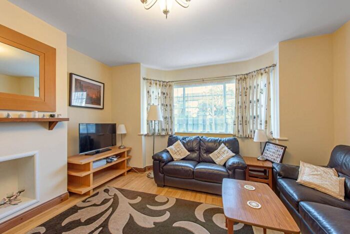 2 Bedroom Flat For Sale In Friern Park, North Finchley, London, N12