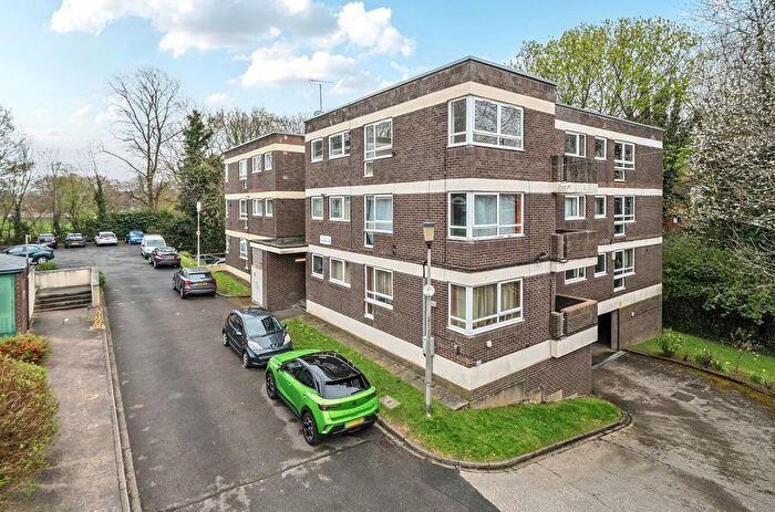 2 Bedroom Flat For Sale In Newton Park Court, Chapel Allerton, Leeds, LS7