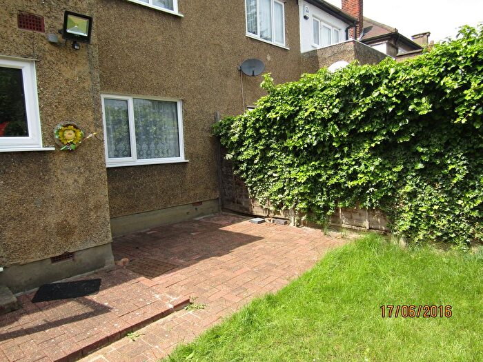 2 Bedroom Flat To Rent In Woodcock Hill, Harrow, HA3