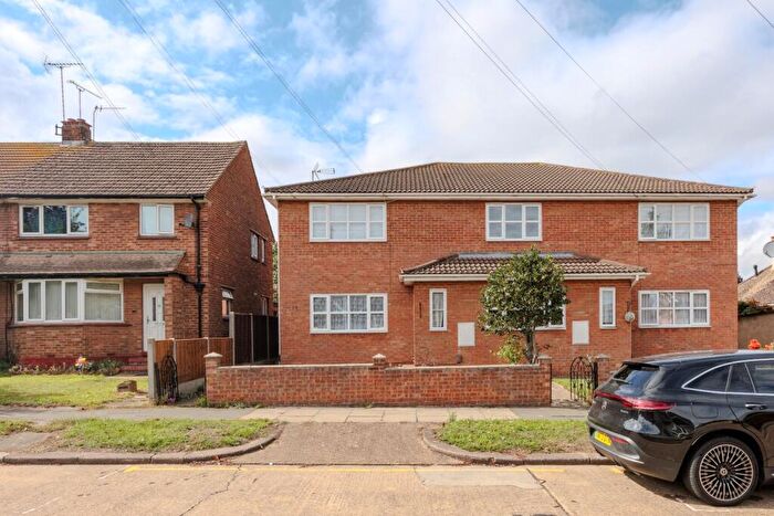 1 Bedroom Flat For Sale In Queen Annes Drive, Westcliff-On-Sea, SS0