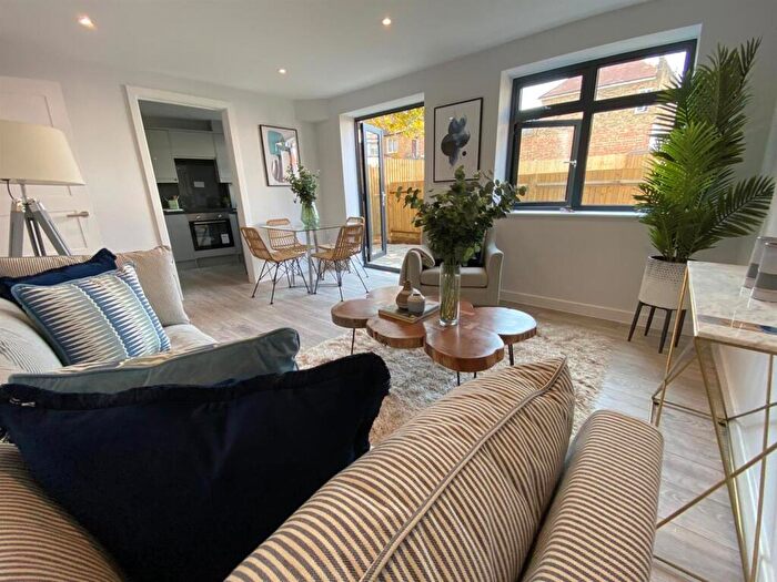 2 Bedroom Flat To Rent In Lower Kings Court, Kingswood Road, Penge, SE20