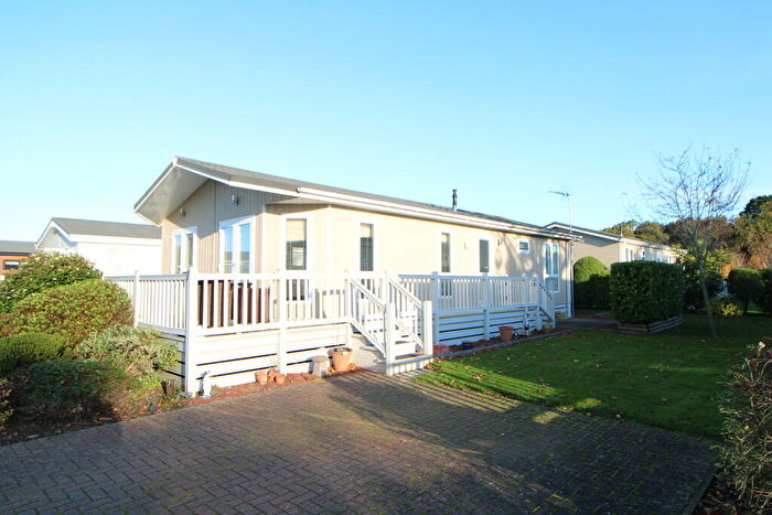 3 Bedroom Chalet For Sale In Frinton Road, Thorpe-le-soken, CO16