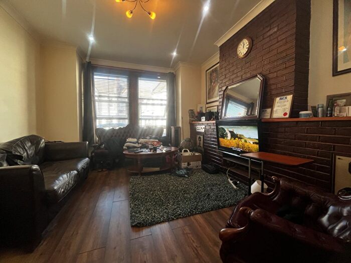 4 Bedroom Semi-detached House For Sale In Croydon, CR0