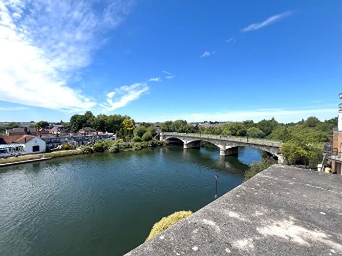 3 Bedroom Flat To Rent In Clarence Street, Staines, TW18