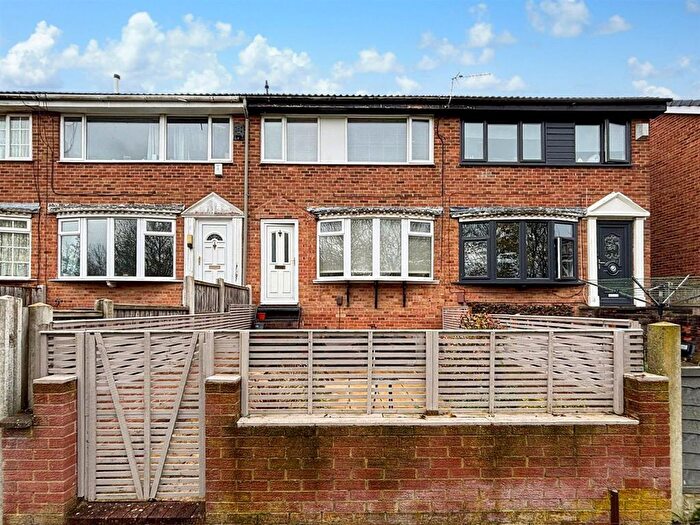 3 Bedroom Town House For Sale In Cliffe Park Drive, Leeds, LS12