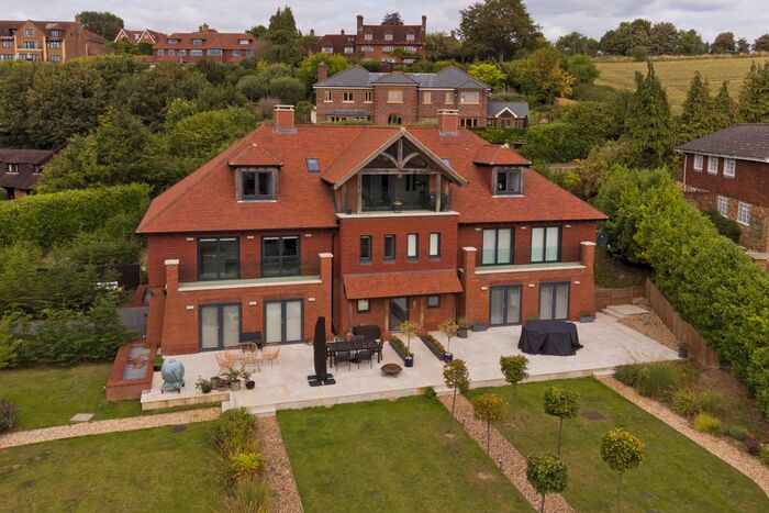 2 Bedroom Flat To Rent In Northdown Lane, Guildford, Surrey, GU1