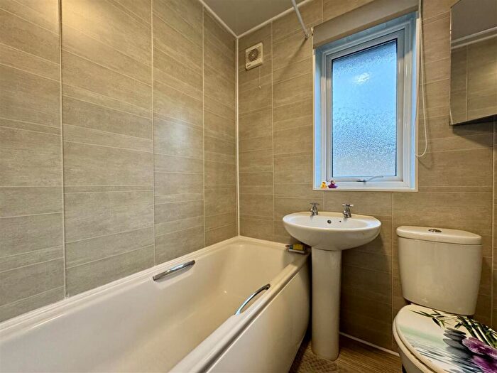 2 Bedroom Semi-Detached House For Sale In Warneford Rise, Cowlersley, Huddersfield, HD4