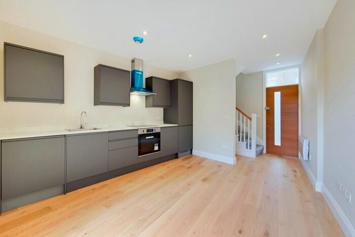 2 Bedroom Flat To Rent In The Broadway, Wimbledon, SW19