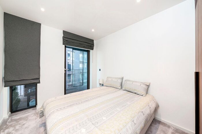 3 Bedroom Flat To Rent In New Union Square, London, SW11