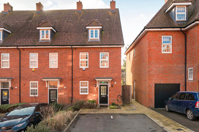 4 Bedroom End Of Terrace House For Sale In Collison Avenue, Barnet, EN5