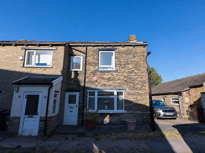 2 Bedroom Cottage For Sale In Acre Place, Bradford, BD6