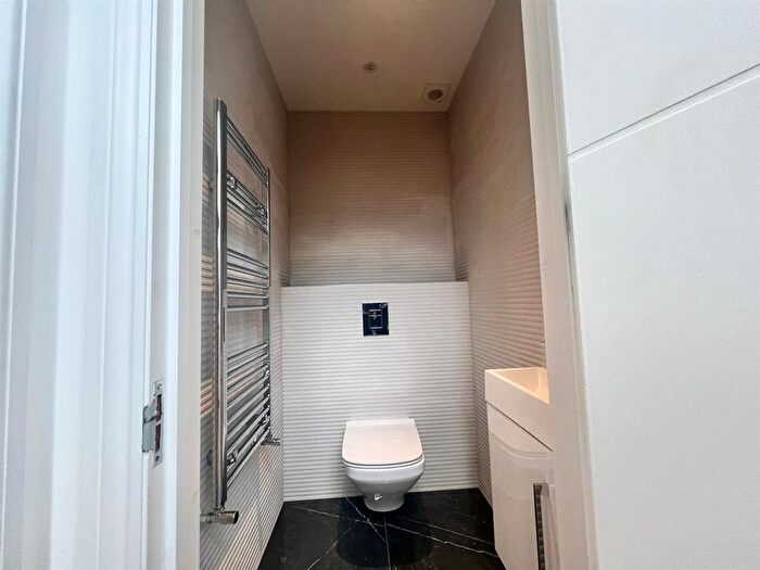 2 Bedroom Detached House To Rent In Edeleny Close, London, N2