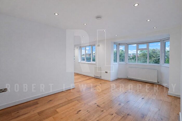 3 Bedroom Flat To Rent In Seymour Road, London, N3