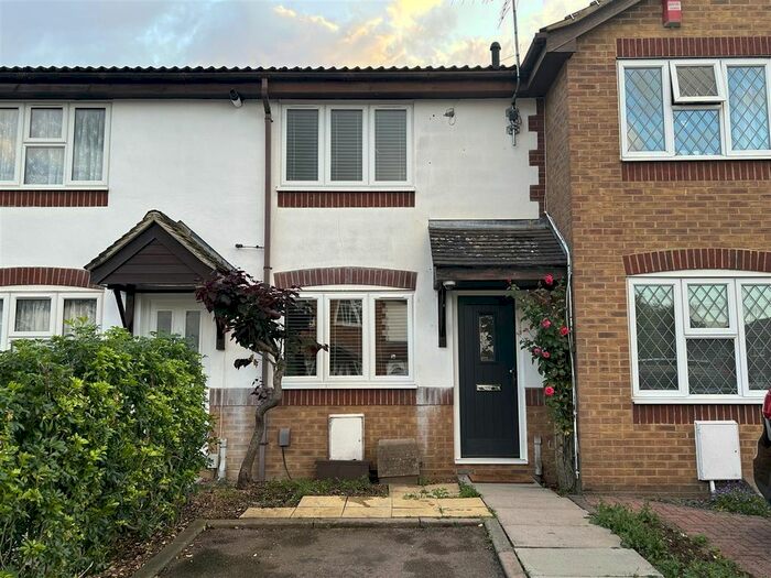 2 Bedroom Property For Sale In Farm Close, Borehamwood, WD6