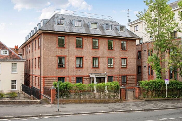 1 Bedroom Flat For Sale In South Street, Epsom, KT18