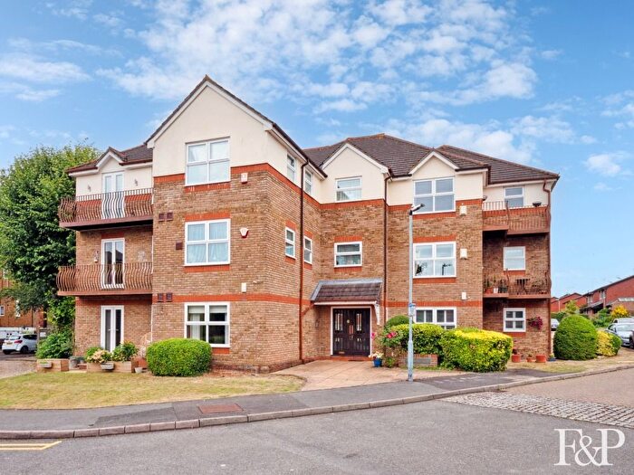 2 Bedroom Flat For Sale In Balmoral Gardens, Windsor, SL4