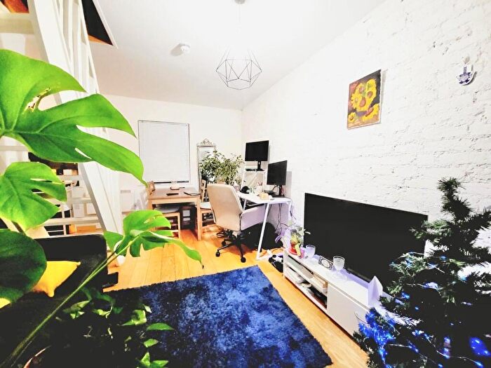 Flat To Rent In Dollis Road, N3