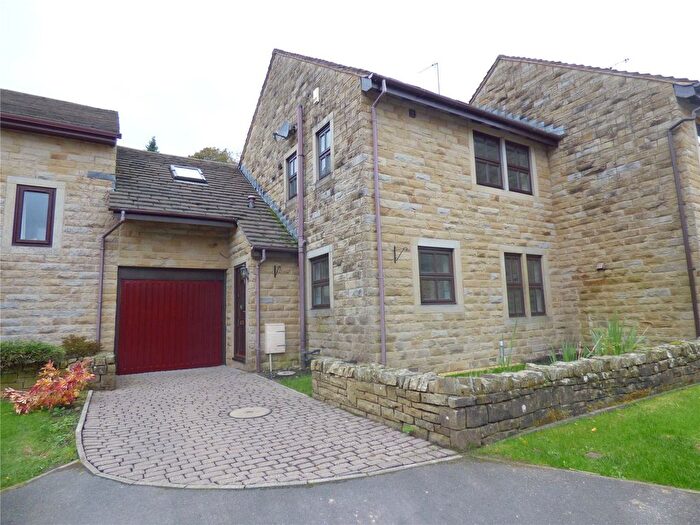 3 Bedroom Town House To Rent In Kenworthy Gardens, Uppermill, Oldham, Greater Manchester, OL3