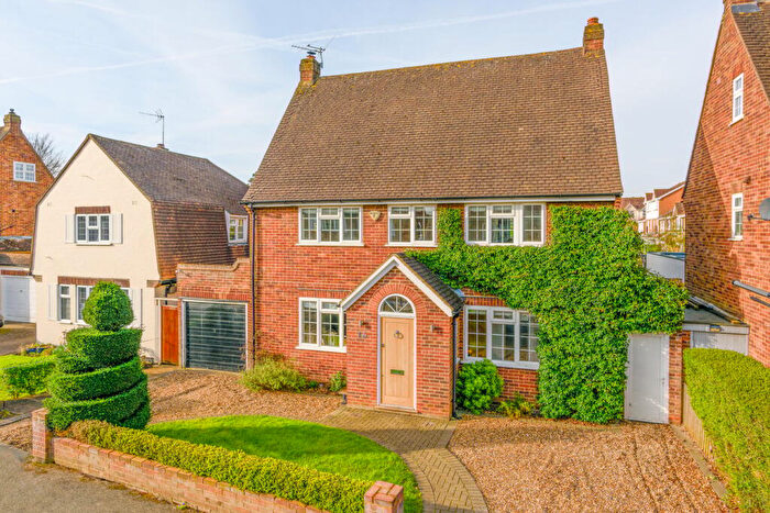 4 Bedroom Detached House To Rent In Long Lodge Drive, Walton-on-Thames, KT12