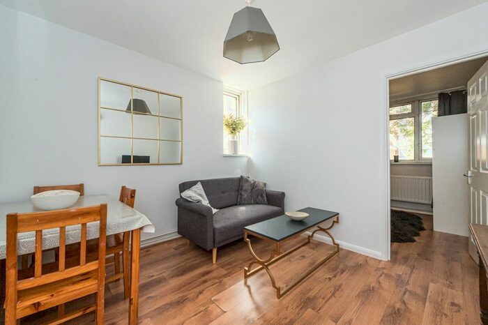 2 Bedroom Flat To Rent In Ashley Crescent, Battersea, London, SW11