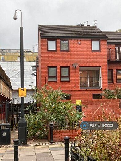 3 Bedroom Maisonette To Rent In Martlesham Walk, Manchester City Centre, M4