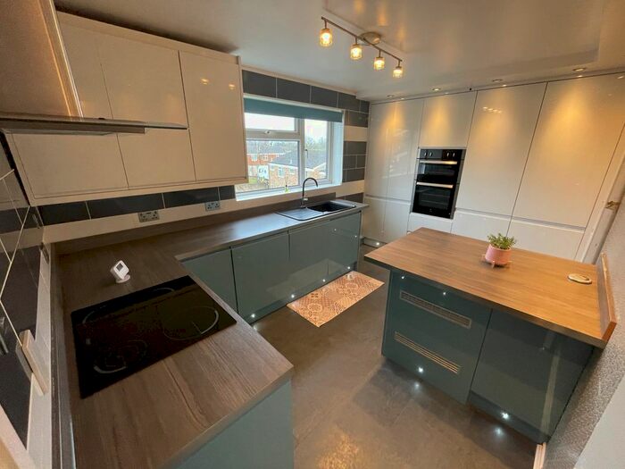 2 Bedroom Flat To Rent In Hollyfield, Hatfield, AL10