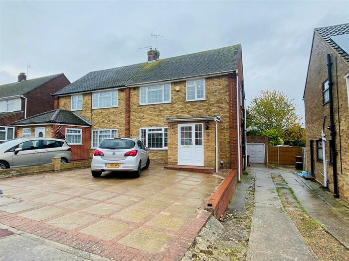 4 Bedroom Semi-Detached House To Rent In Yantlet Drive, Rochester, ME2