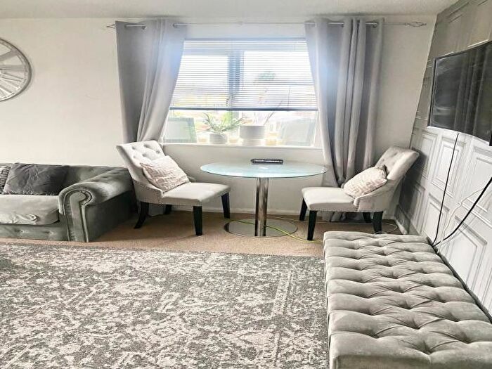 2 Bedroom Flat To Rent In Poplar Grove, London, N11