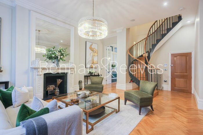 3 Bedroom Flat To Rent In Henrietta Street, Covent Garden, Covent Garden, City, WC2E