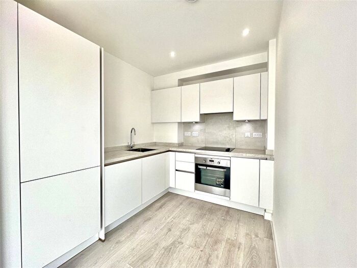 2 Bedroom Flat To Rent In Barratt House, Prince Regent Road, Hounslow, TW3