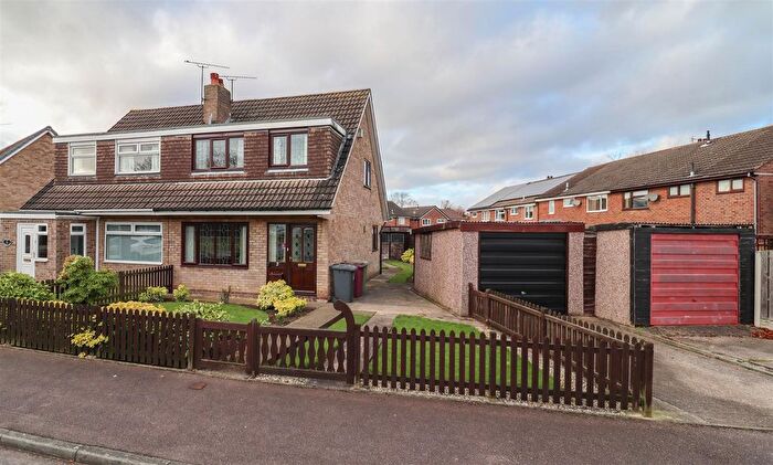 3 Bedroom Semi-detached House For Sale In Yew Tree Drive, Killamarsh, Sheffield, S21