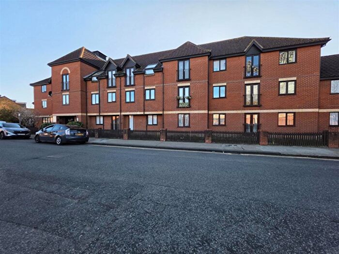 1 Bedroom Flat For Sale In Golding Court, Riverdene Road, Ilford, IG1