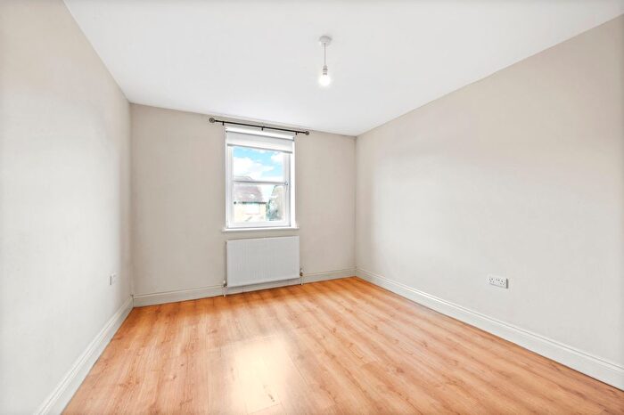 1 Bedroom Flat To Rent In Hidden Close, West Molesey, Surrey, KT8