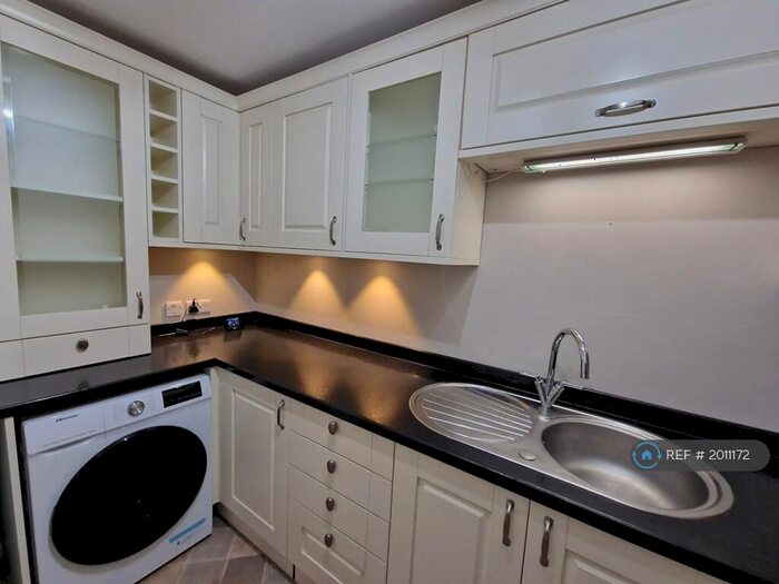 2 Bedroom Flat To Rent In Cobblers Close, Slough, SL2