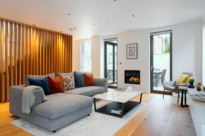 3 Bedroom Mews House To Rent In Hippodrome Place, London, W11