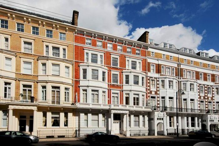 3 Bedroom Flat To Rent In Harrington Gardens, South Kensington, London, SW7