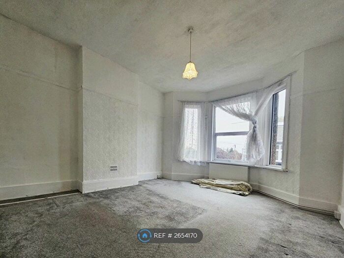 2 Bedroom Flat To Rent In High Street, Hadleigh, Benfleet, SS7