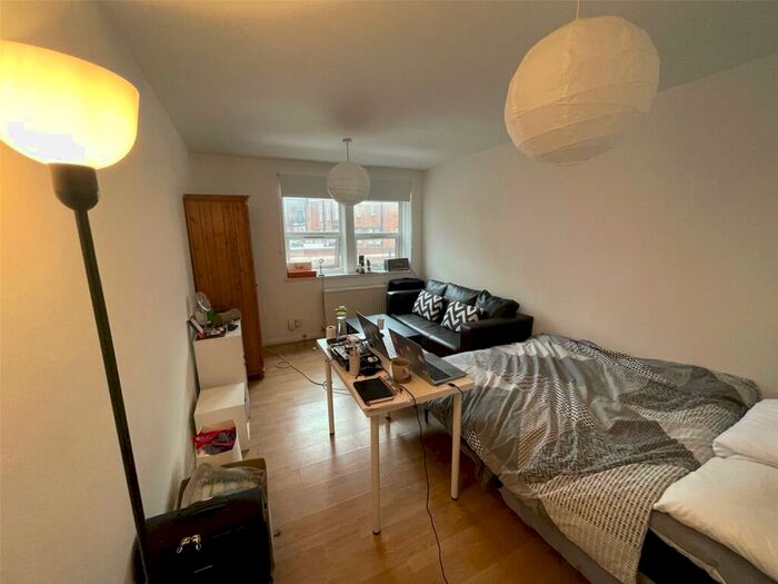 3 Bedroom Apartment To Rent In Hornsey Road, Islington, London, N7
