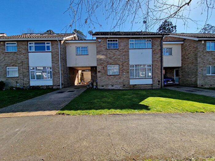 4 Bedroom Detached House For Sale In Hangar Ruding, Watford, WD19