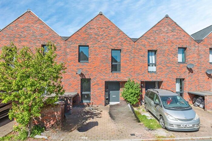 3 Bedroom Terraced House For Sale In Northview Avenue, Tilbury, RM18