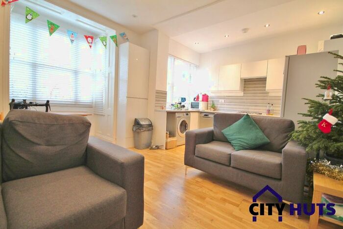 3 Bedroom Flat To Rent In Conewood Street, Arsenal, N5