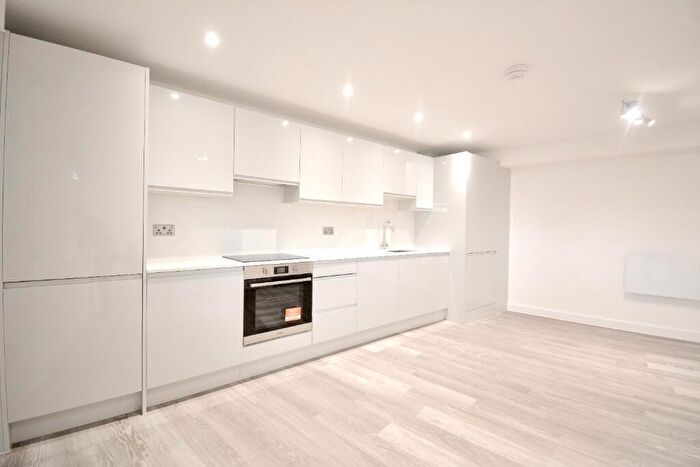 2 Bedroom Flat To Rent In High Street, Rayleigh, Essex, SS6