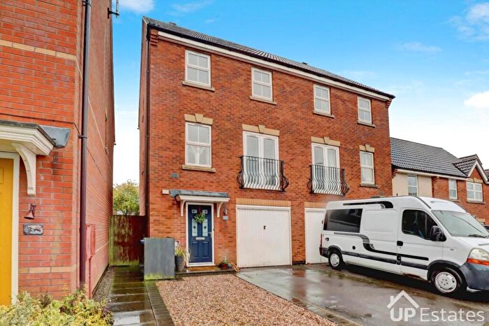 3 Bedroom Semi-Detached House For Sale In Netherley Court, Hinckley, LE10