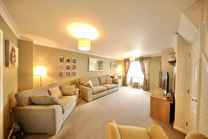 3 Bedroom End Of Terrace House For Sale In Furlong Drive, Kingswood, Hull, HU7