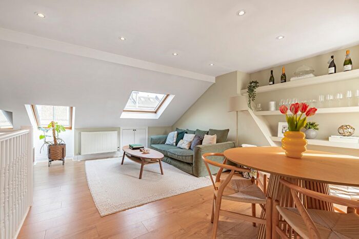 3 Bedroom Flat For Sale In Garratt Lane, Earlsfield, London, SW18