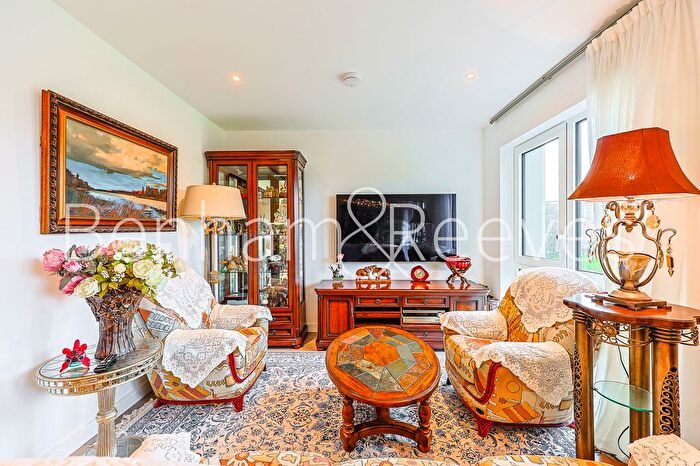 1 Bedroom Flat To Rent In Parrs Way, Holland House, W6